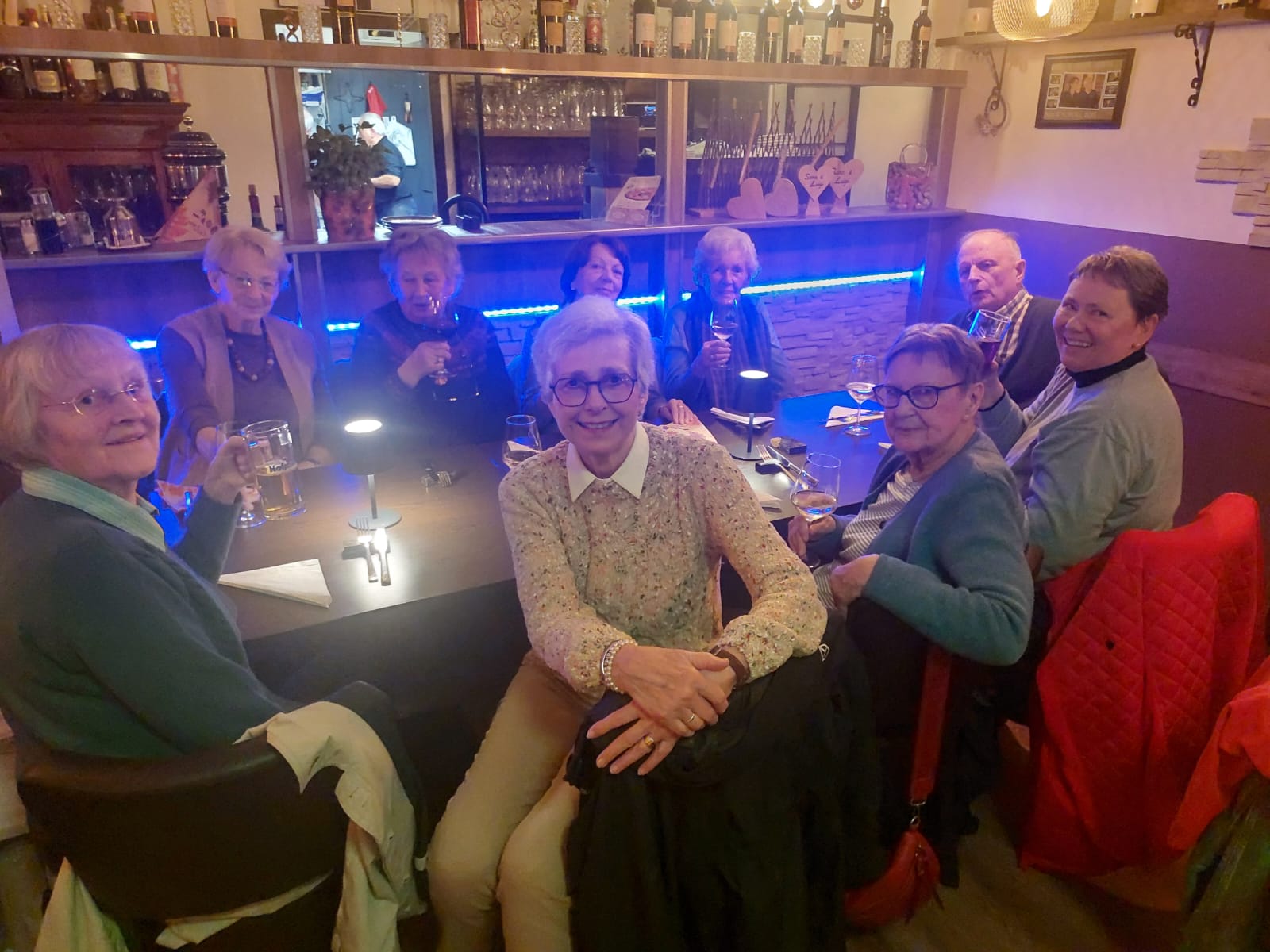 15.10.-20.10.2026: Fröhlicher Abschlussabend der sog. "Inaktivenreise" in den wirklich sehr schönen Albrecht-Dürer-Stuben mit stimmungsvollem Ambiente und tollem Essen. Es ging nach Nürnberg und Umgebung mit viel Schäufele und Nürnberger Würstchen. Franzis Hill (2.v.l.) organisiert diese Reise seit vielen Jahren in großartiger Weise.