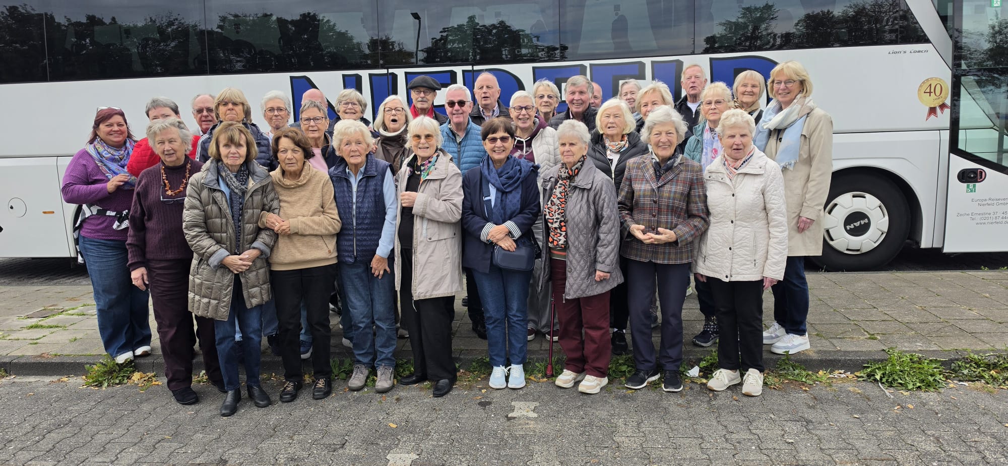 15.10.-20.10.2026: Letztes Bild als Gruppenbild zur sog. "Inaktivenreise" nach Nürnberg und Umgebung, die seit vielen Jahren von Franzis Hill organisiert wird.. Die wirklich enorm flexible und fröhliche Truppe nach dem mal wieder tollen Restessen beim Rückreise-Picknick und mit den ebenfalls traditionellen "Heißen Würstchen" von Dirk auf dem Rasthof Limburg.