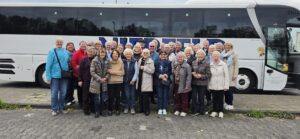 15.10.-20.10.2026: Letztes Bild zur Reise als Gruppenbild zur sog. "Inaktivenreise" nach Nürnberg und Umgebung, die seit vielen Jahren von Franzis Hill organisiert wird.. Hier die wirklich enorm flexible und fröhliche Truppe nach dem mal wieder tollen Restessen beim Rückreise-Picknick und mit den ebenfalls traditionellen "Heißen Würstchen" von Dirk auf dem Rasthof Limburg. Bild: (c) MV/Sabine Dahm