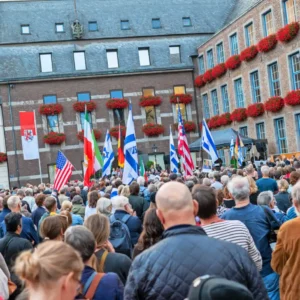 7.10.2026-18.00 Uhr: Bewegendes Gedenken an den Hamas-Terror vom 7.10.2023 - 6.29 Uhr - mit über 40 Organisationen aus der Stadtgesellschaft vor dem Rathaus und an der Treppe am Burgplatz