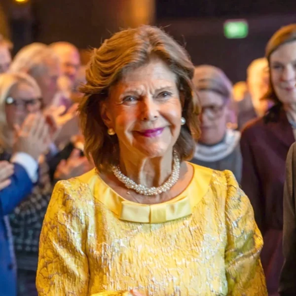 Königin Silvia von Schweden bei der Preisverleihung zum Preis für Kindeswohl am 9.10.2026 in Düsseldorf. Der Preis wurde gestiftet vom Kinderhospiz Regenbogenland und von den Düsseldorfer Jonges. FOTO: GEORG SALZBURG